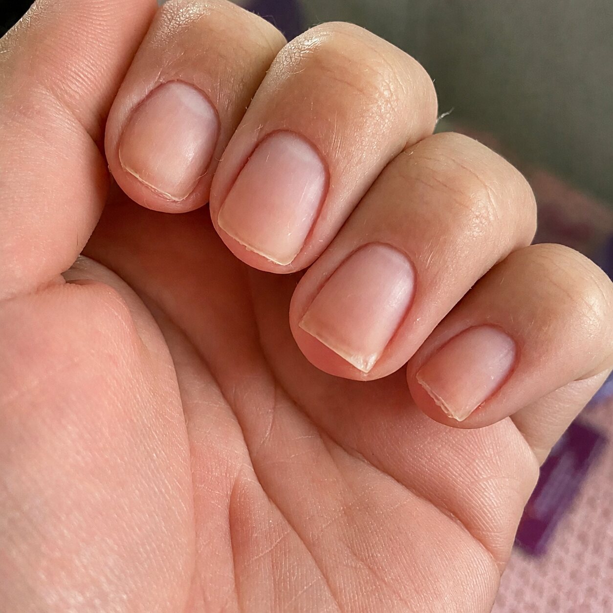Manicure natural em tom nude