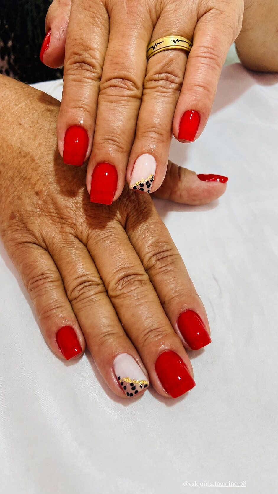 Manicure vermelha com detalhe decorado