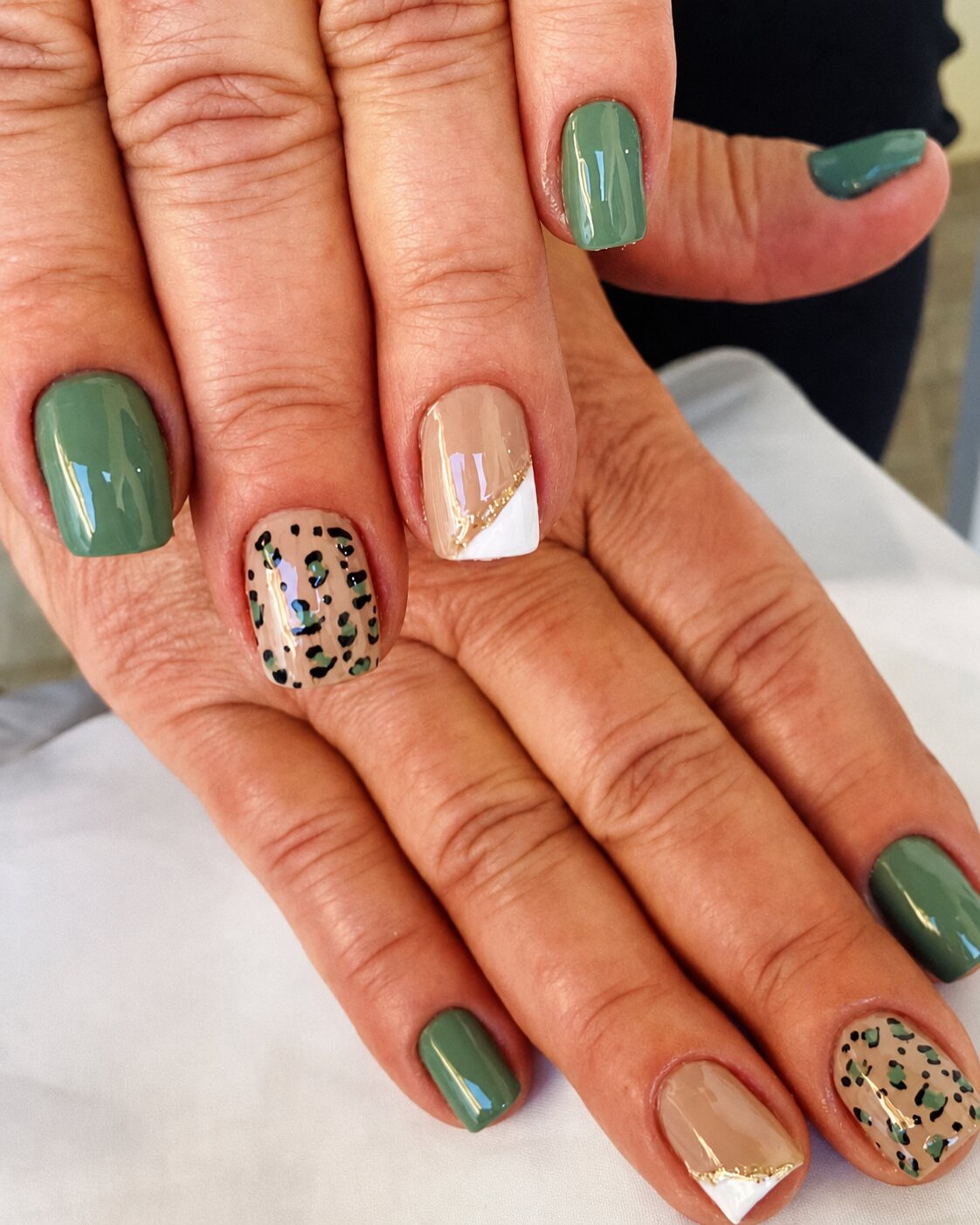 Manicure verde e nude com nail art