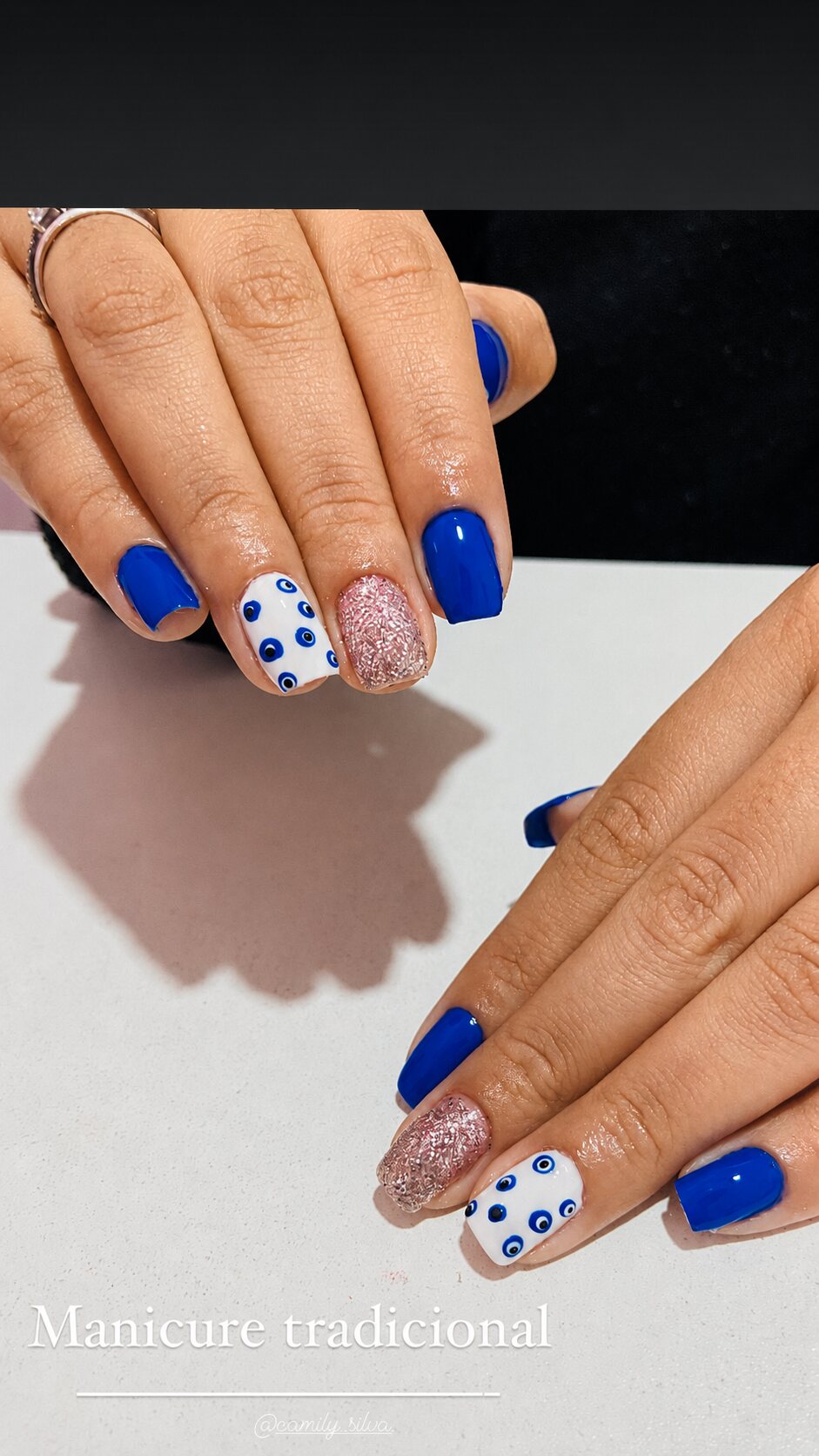 Manicure azul com nail art branca