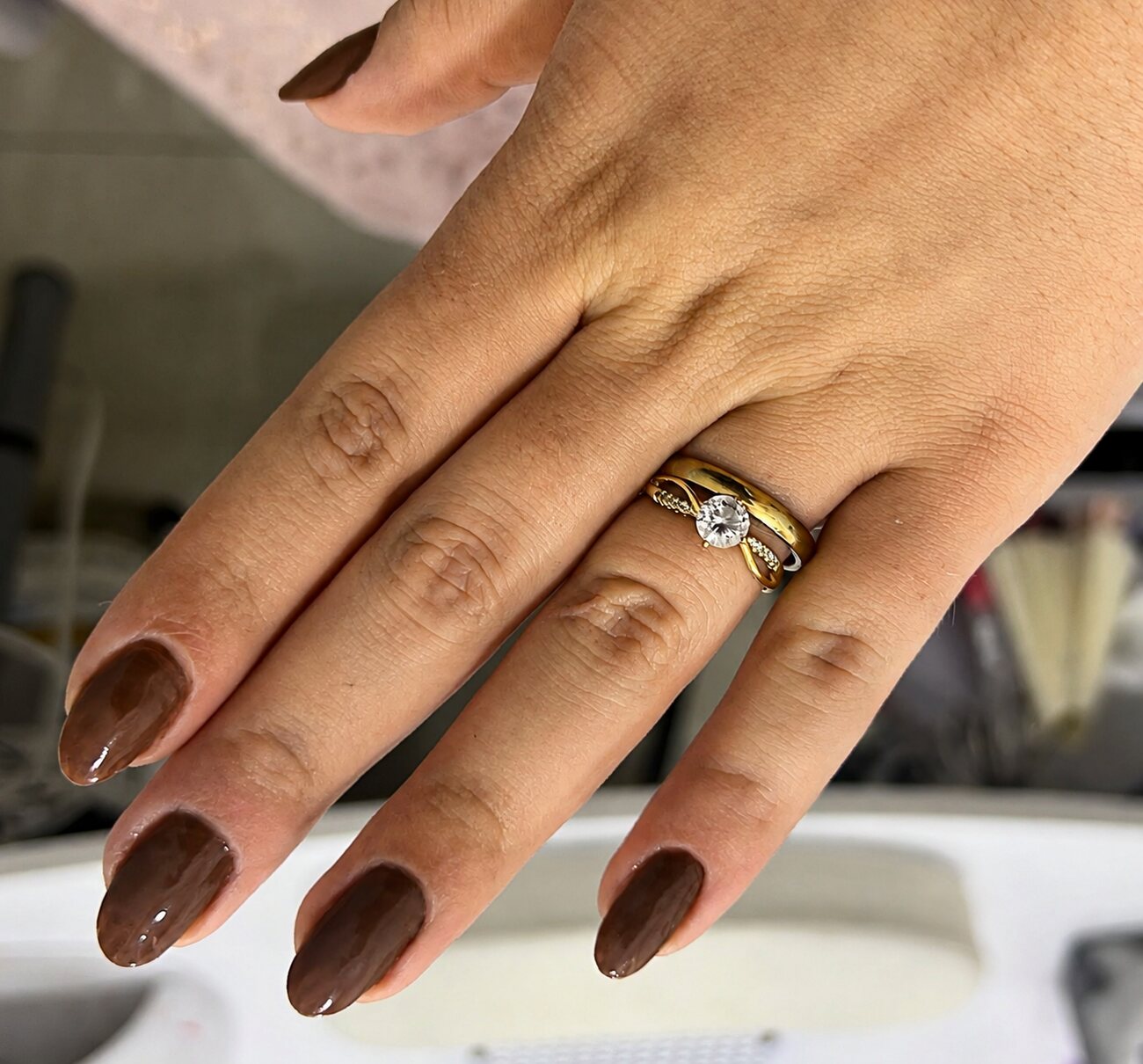 Manicure castanha com acabamento brilhante